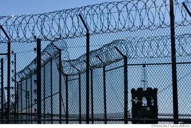 Folsom-Prison-periphery-modern-razor-wire-electric-fence-1880-tower-110707-by-Lucy-Atkins-SF-Chron